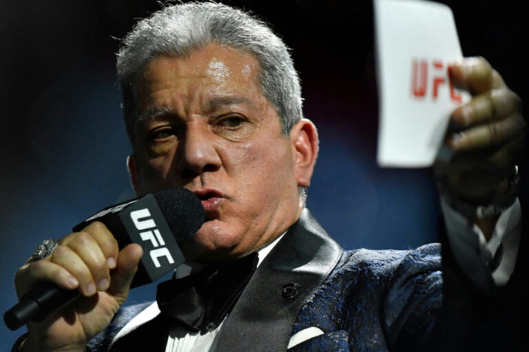 Dana White minimiza erro do lendário Bruce Buffer no UFC Seattle e brinca: ‘Provavelmente se enforcou’
