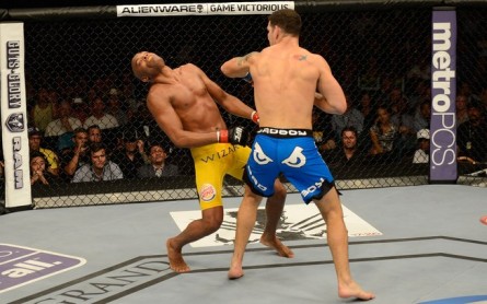 Weidman (dir.) leva A. Silva (esq.) a nocaute no UFC 162. Foto: Getty Images