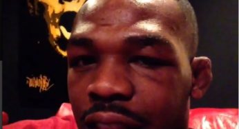 Com rosto inchado, Jones mostra descanso após batalha no UFC 165