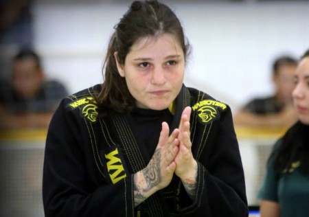 Talita (foto) coleciona títulos no jiu-jitsu e está invicta no MMA. Foto: Reprodução/Facebook