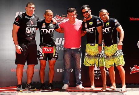 Pederneiras (de vermelho) explica corte de peso de Aldo (segundo da esquerda para a direit) para o UFC 179. Foto: Divulgação/UFC
