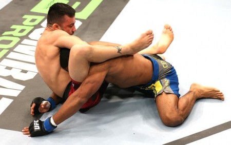 P. Munoz encaixa guilhotina para vencer a luta. Foto: UFC