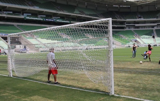 Camila cobra penalidade e J. Aldo faz papel de goleiro. Foto: Lucas Carrano/SUPER LUTAS