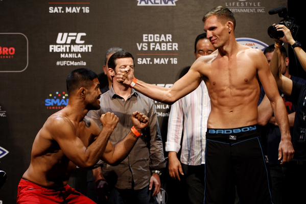 Muñoz (esq.) brincou com a diferença de tamanho para Barnatt (dir.). Foto: Divulgação/UFC