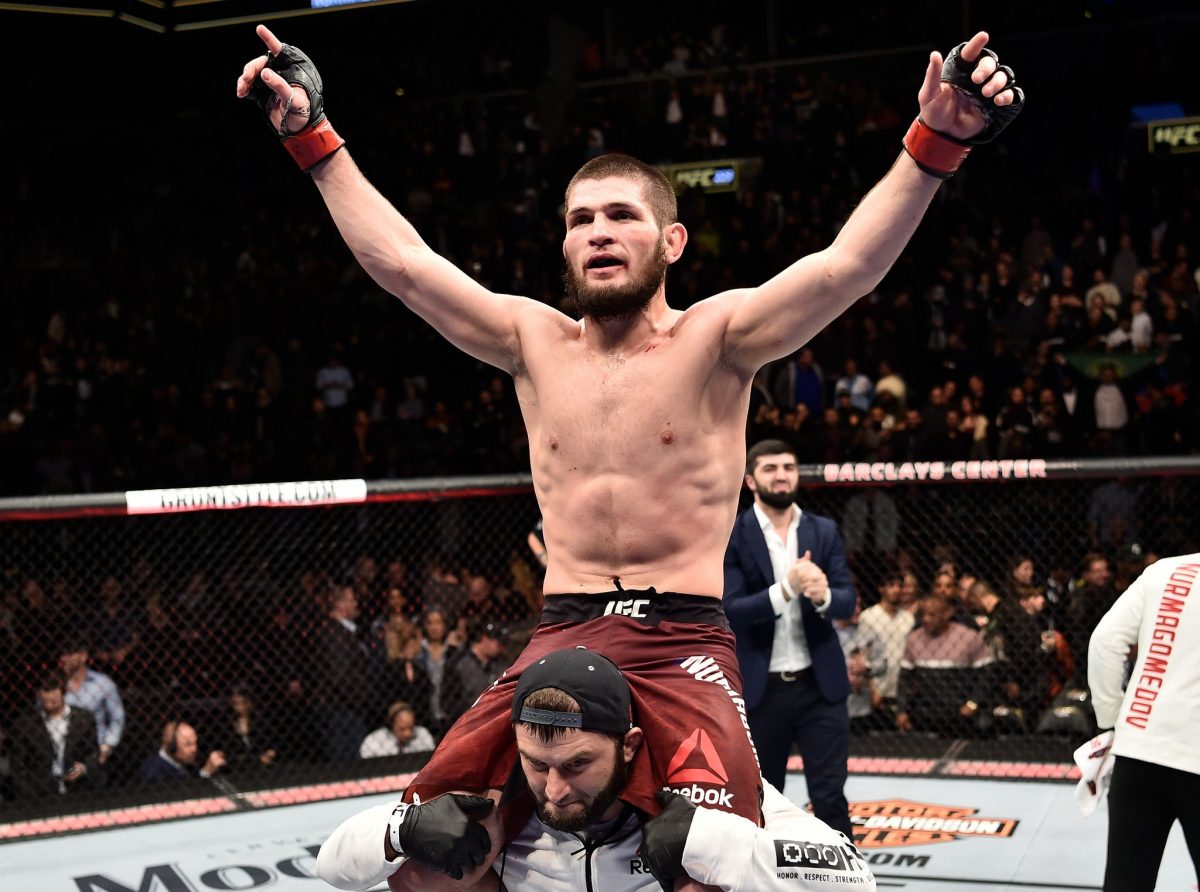  Khabib comemora vitória no UFC 223. Foto: Reprodução / Twitter@ufcindia