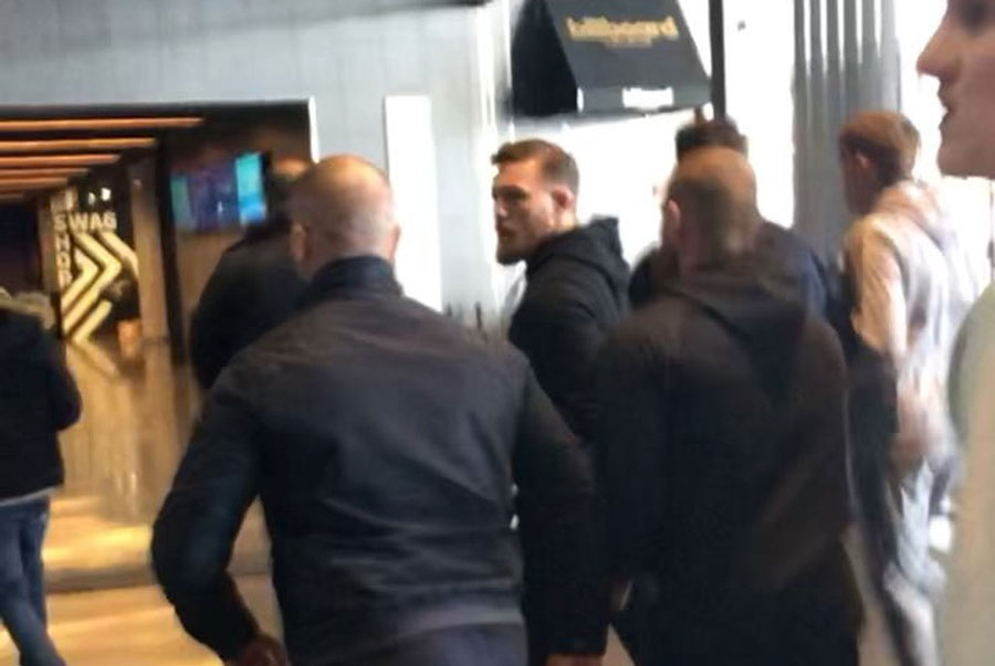 Resultado de imagem para Conor McGregor se entrega à polícia após ataque a ônibus do UFC