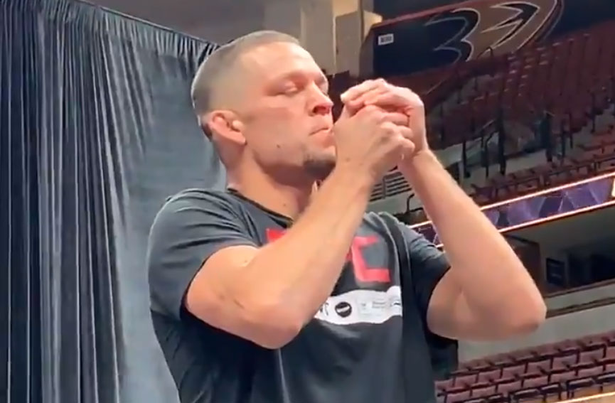  Diaz acende cigarro em treino aberto do UFC 241. Foto: Reprodução / Twitter