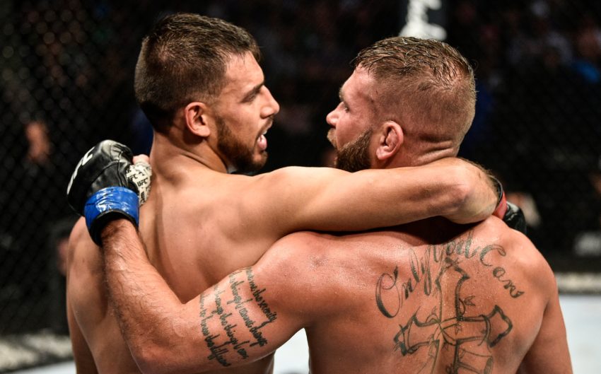 Y. Rodriguez (esq.) e J. Stephens se abraçam após batalha no UFC Boston. Foto: Reprodução/Twitter @ESPN on MMA