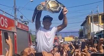 Vídeo: Charles do Bronx é recebido com festa no Guarujá após conquistar cinturão dos leves