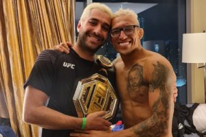 Diego Lima (esq) posa com C. Do Bronx e o cinturão conquistado no UFC 262. Foto: Reprodução/Instagram