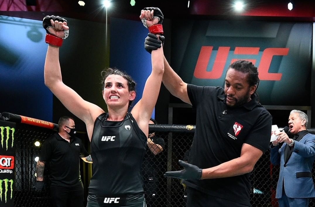 Marina Rodriguez em vitória no UFC
