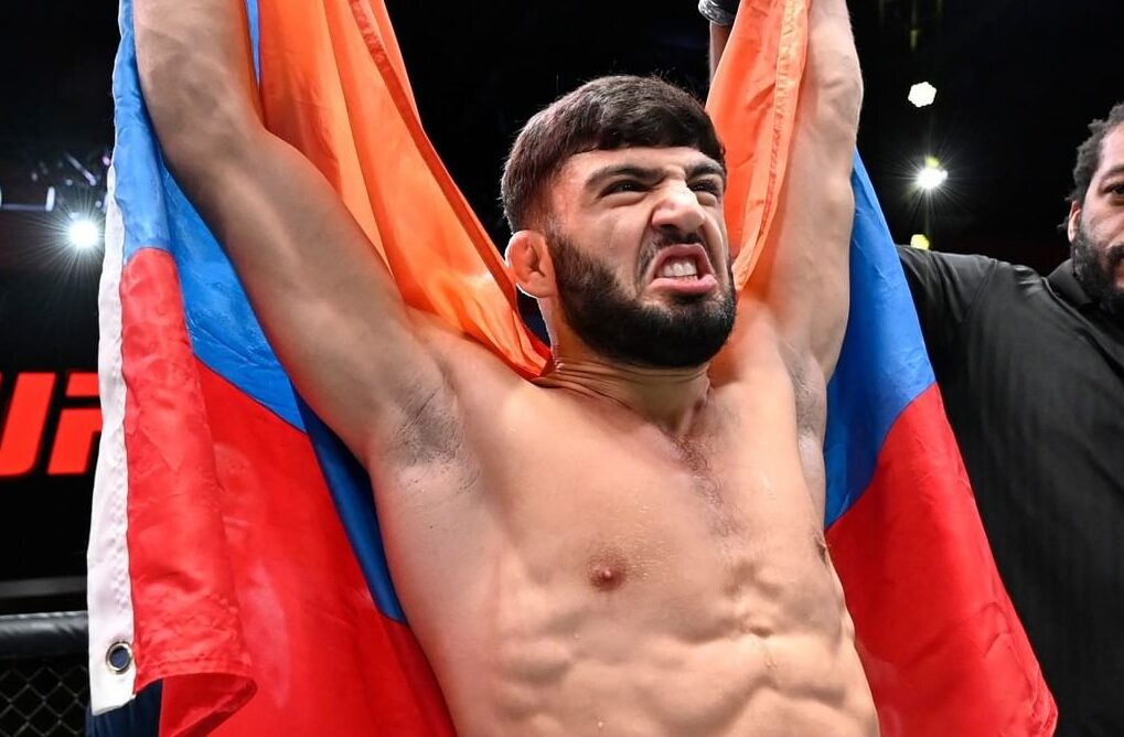 Arman Tsarukyan em vitória no UFC. Foto: Instagram/UFC Russia