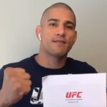 Alex Poatan ao assinar o primeiro contrato com o UFC. Foto: Reprodução/Instagram