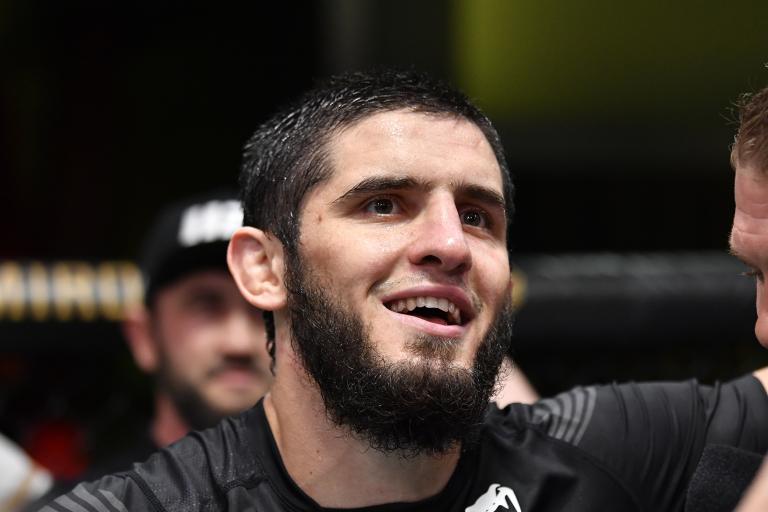 I. Makhachev é o atual campeão nos leves do UFC. Foto: reprodução/UFC