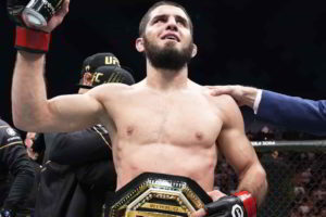 Islam Makhachev defendeu o cinturão dos leves no UFC 284 (Foto: Instagram/UFC)