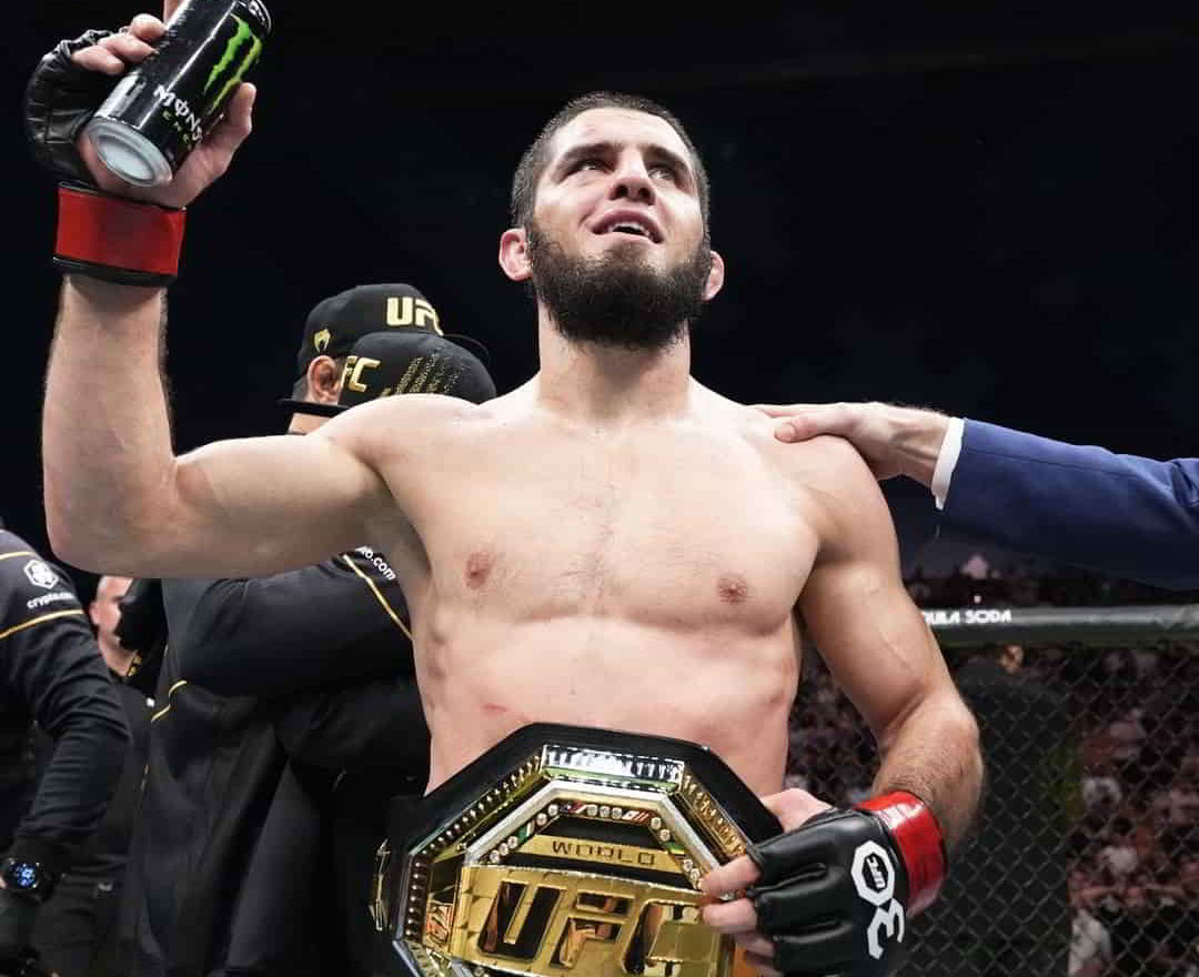 Islam Makhachev defendeu o cinturão dos leves no UFC 284 (Foto: Instagram/UFC)