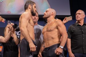 Islam Makhachev (esq.) e Alexander Volkanovski (dir.) se enfrentaram no UFC 284. Foto: Reprodução/Instagram