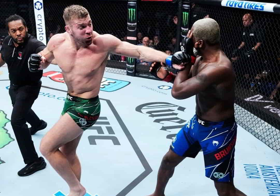 Coach throws in the towel and Dricus Du Plessis beats Derek Brunson at