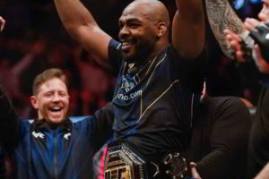 Jon Jones recebendo o cinturão dos pesados no UFC 285 (Foto: Instagram/UFC)