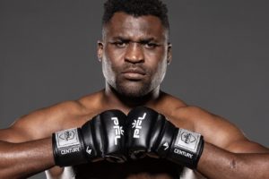 Francis Ngannou with PFL gloves (Photo: Disclosure/PFL)