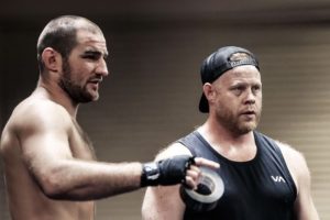 Ex-campeão do UFC, S. Strickland (esq) e seu treinador E. Nicksick (dir) em treinamento. Foto: Reprodução/Instagram @eric_xcmma