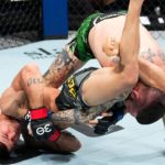 Diego Lopes pressiona em finalização no UFC Nashville