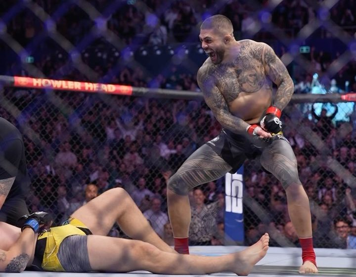 UFC 293: Lutador australiano simula 'matar' adversário com espada após vitória. Foto: Reprodução/Instagram/@ufc