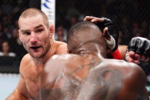 San Strickland ataca Israel Adesanya no UFC 293. Foto: Reprodução/Instagram