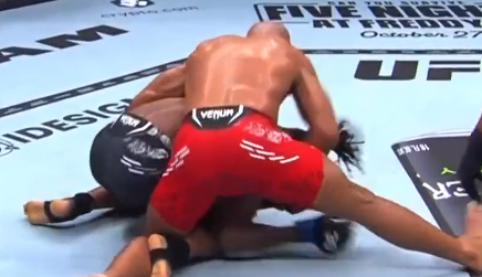 VÍDEO: Lutador comete falta grave ao puxar cabelo de rival no UFC 294. Foto: Reprodução/Twitter