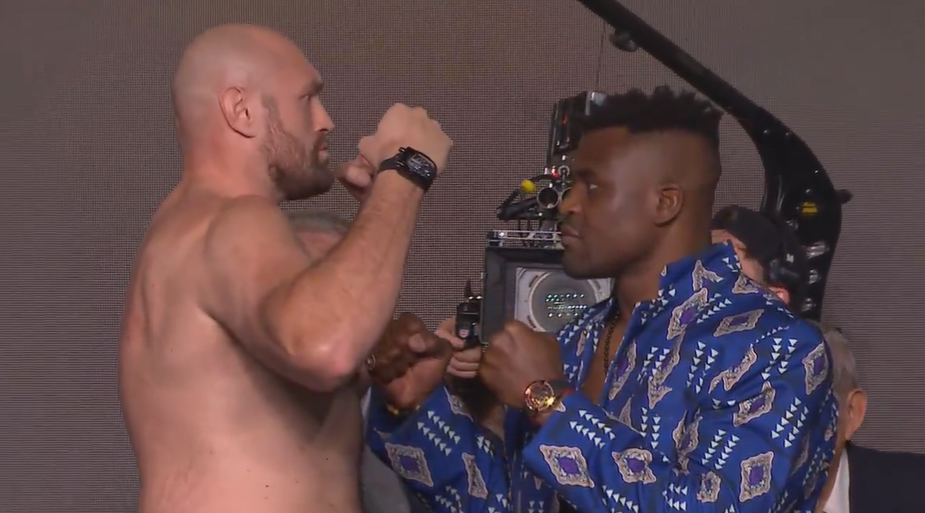 Tyson Fury e Francis Ngannou protagonizam encarada inusitada antes de duelo histórico no boxe. Foto: Reprodução/Twitter