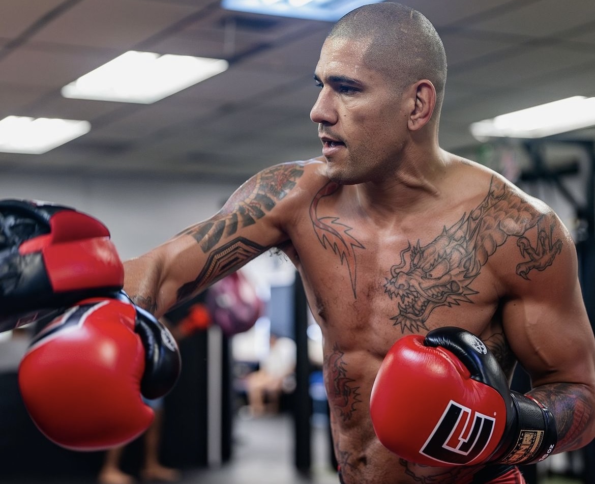 Alex Poatan fez história no UFC 295 pelo título dos meio-pesados. Foto: Reprodução/Instagram @ufcbrasil