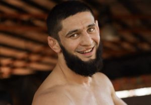 Khamzat Chimaev se apresenta no UFC 294. Foto: Reprodução/Instagram @khamzat_chimaev