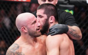 Islam Makhachev e Alexander Volkanovski fazem revanche no UFC 294. Foto: Reprodução/Twitter/@ufc