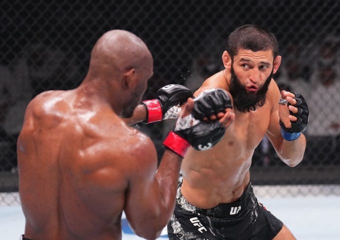 Kamaru Usman (esq.) em luta contra Khamzat Chimaev (dir.) no UFC 294. Foto: Reprodução/Instagram