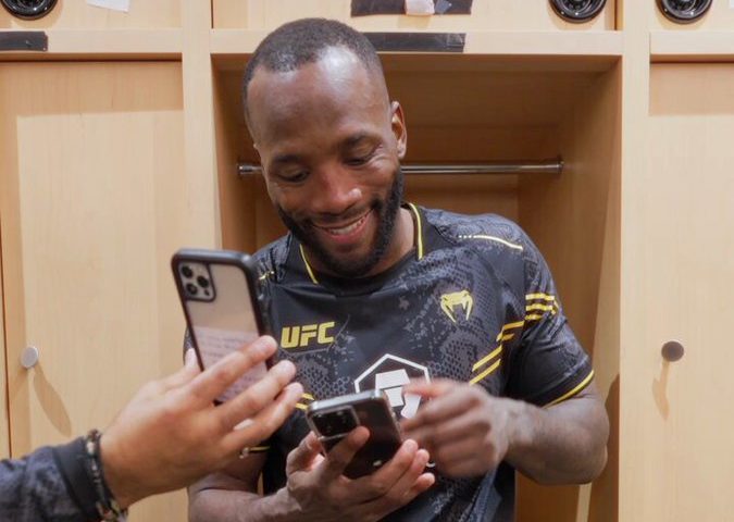 Leon Edwards celebra vitória no UFC 296 em chamada de vídeo com família. Foto: Reprodução/Twitter