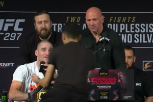 Fã invade palco e tenta abraçar Sean Strickland em coletiva de imprensa do UFC 297. Foto: Reprodução/YouTube/UFC