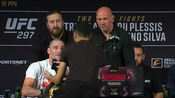 Fã invade palco e tenta abraçar Sean Strickland em coletiva de imprensa do UFC 297. Foto: Reprodução/YouTube/UFC
