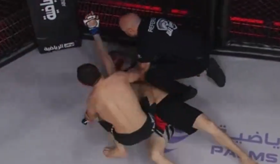 Lutador finaliza rival, que apaga e se contorce no chão em evento de MMA. Foto: Reprodução/Twitter