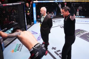 Luta termina sem vencedor após chute acidental em região genital no UFC Las Vegas 86. Foto: Reprodução/Twitter/UFCEspanol