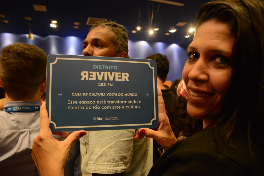 Volta do Mundo - Bambas (VMB) recebe placa Reviver Cultural das mãos da Casa de Cultura no Centro do Rio de Janeiro. Foto: Reprodução/Assessoria