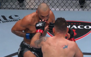 VÍDEO: Confira o lance que gerou revolta na luta entre Weidman e Blindado no UFC Atlantic City. Foto: Reprodução/Twitter