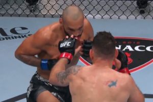 VÍDEO: Confira o lance que gerou revolta na luta entre Weidman e Blindado no UFC Atlantic City. Foto: Reprodução/Twitter