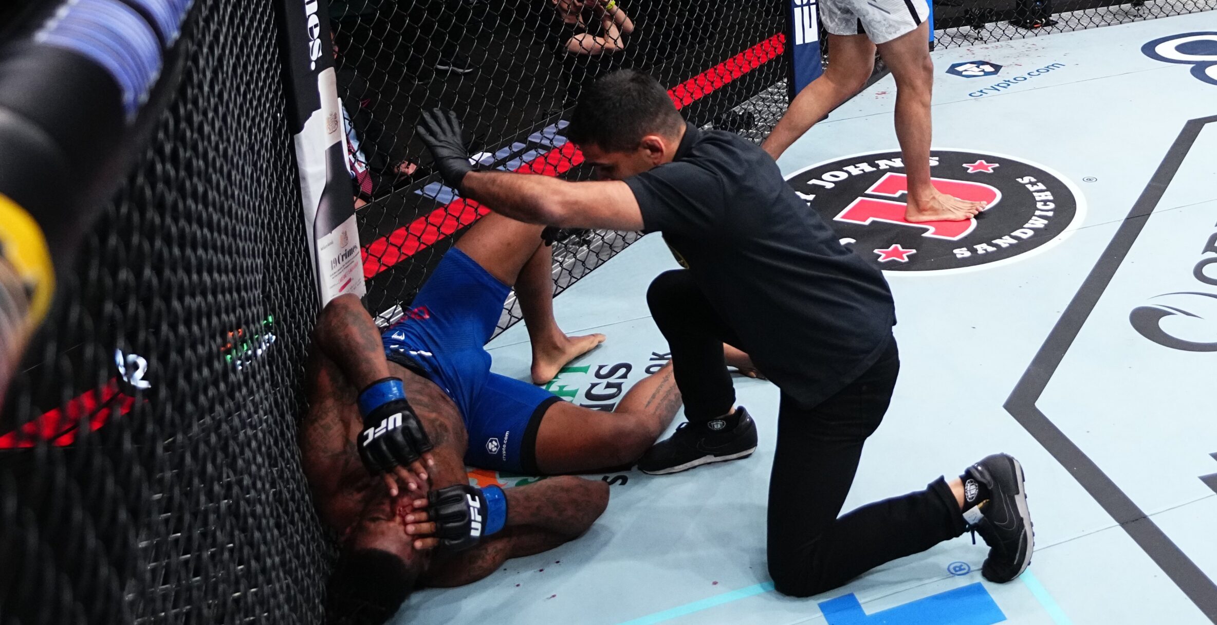 Lutador com passagem pela polícia é massacrado e nocauteado no UFC Atlantic City. Foto: Reprodução/Twitter UFC