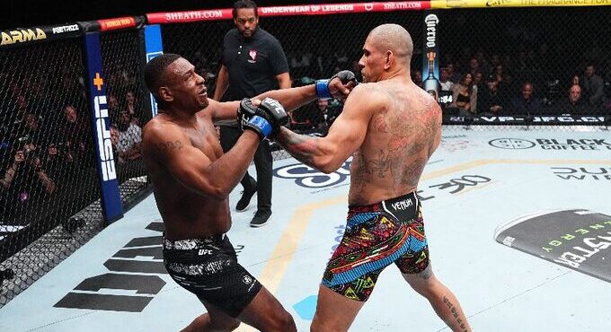 Alex Poatan (dir.) aplica nocaute em Jamahal Hill (esq.) no UFC 300. Foto: Reprodução/Twitter @UFCNews