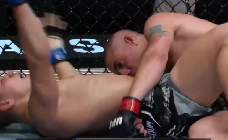 VÍDEO: Lutador ‘desperta assustado’ após finalização fulminante de brasileiro. Foto: Reprodução/Twitter UFC