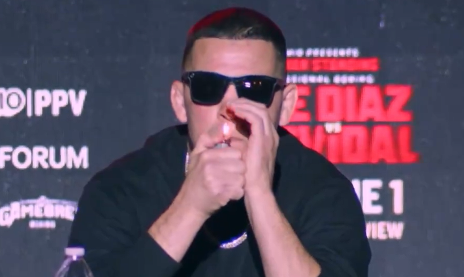 Nate Diaz causa escândalo ao fumar maconha em coletiva antes da revanche. Foto: Reprodução/Twitter