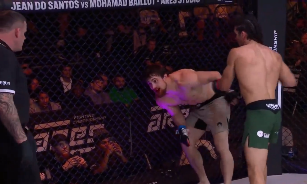 VÍDEO: Lutador de MMA se distrai com árbitro, leva chute devastador na boca e quase acaba nocauteado. Foto: Reprodução/X