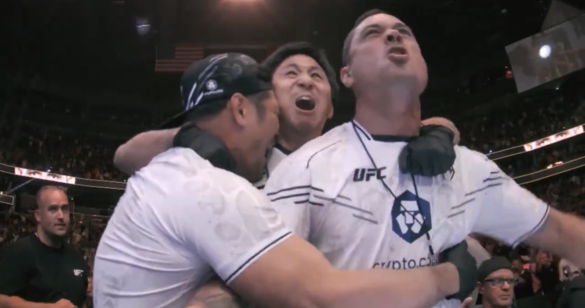 Ufc Camera VIDEO: Camera captures maddening reaction from Holloway's trainers ...