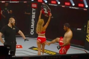 Lutador chuta ring girl antes da luta e choca mundo do MMA; veja cena. Foto: Reprodução/X
