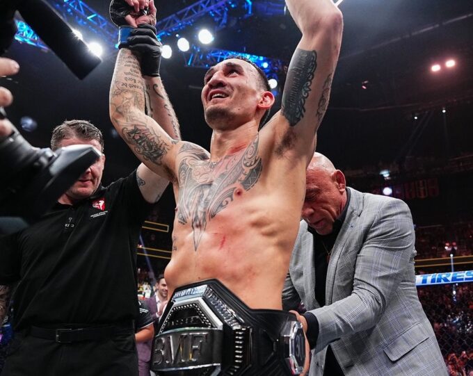 Max Holloway exalta cinturão ‘BMF’ e critica lutadores que debocharam do título: ‘Caíram na real’